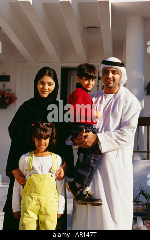 Eine arabische Familie steht vor ihrem Haus und Pose vor der Kamera. Stockfoto