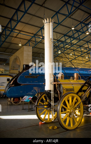 Stephenson's Rocket mit dem Mallard Train im Hintergrund der Großen Halle des National Railway Museum in York Stockfoto