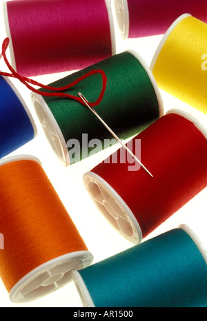 verschiedene bunte Spulen des Gewindes Stockfoto