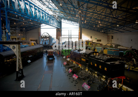 Die große Halle des National Railway Museum in York bietet einen erhöhten Blick auf die Züge. Stockfoto