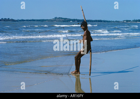 Ein einsamer Fischer wartet am Juhu Beach, Bombay. Er wird keinen warten, lange bevor er sein Netz zieht und viele Fische findet. Stockfoto