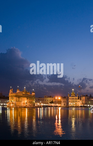 Der herrliche Sikh Golden Tempel von Amritsar Glühen in der Abenddämmerung Punjab Indien Stockfoto