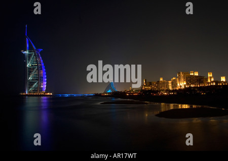 Beleuchtete Ansicht von Madinat Jumeirah Stockfoto