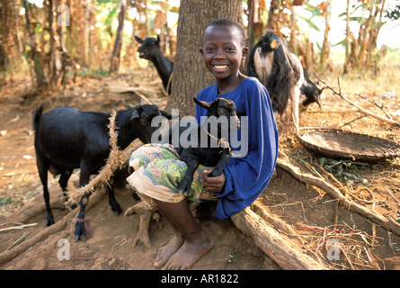 Völkermord in Ruanda Waise Marie Rose mit Ziegen gestiftet senden eine Kuh Milch für ihre Familie alle Kinder bieten Stockfoto