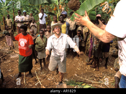 Ruanda-Mark von Young Farmers UK helfen Völkermord Waisen beim Wiederaufbau ihrer Häuser Stockfoto