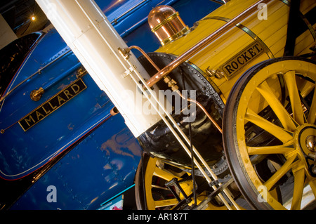 Nahaufnahme des weißen Trichters und Kessels von Stephenson's Rocket vor der blauen Mallard-Bahn im National Railway Museum. Nach York Stockfoto