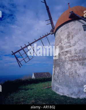 traditionelle Windmühle auf der Insel Sao Miguel in das Dorf Ajuda, Azoren Portugal Europa. Foto: Willy Matheisl Stockfoto