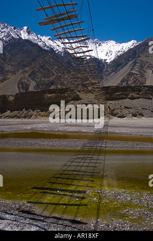 Ein beängstigend Hängebrücke über den Hunza-Fluss bei Passu Pakistan hängen Stockfoto