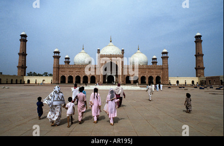 Die Badshahi-Moschee oder die "Kaiser Moschee", entstand im Jahre 1673 durch die Mughal Kaiser Aurangzeb in Lahore, Pakistan. Stockfoto