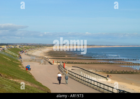 dh Seafront BEACH PROMENADE ABERDEEN SCHOTTLAND Menschen paar uk zu Fuß Entlang der Promenaden Strände Stockfoto