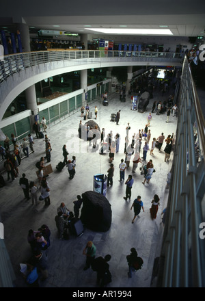 Dh FLUGHAFEN ARRECIFE LANZAROTE Personen im Foyer unten Balkon Abflüge Ankünfte reisenden Terminal Stockfoto