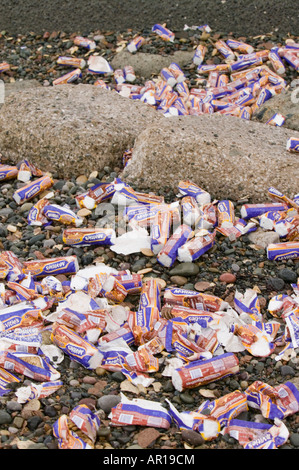 Schokoladenkekse gewaschen über Bord von Riverdance, die an den Strand aus Blackpool gespült Stockfoto