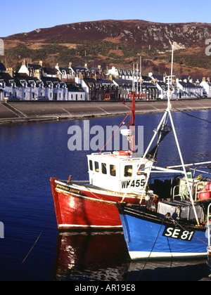 dh Loch Broom Waterfront ULLAPOOL HAFEN ROSS CROMARTY Fischerboote Liegeplatz Lochside Stadt schottland Bootshafen Stockfoto