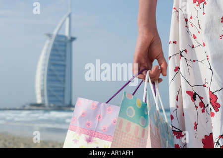Nahaufnahme der Frau, die Einkaufstasche, Dubai, Vereinigte Arabische Emirate Stockfoto