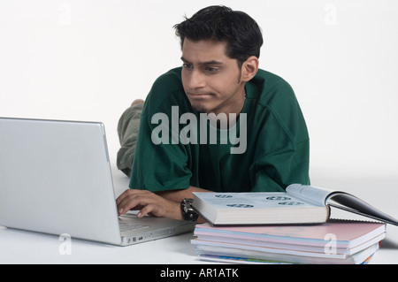 Junger Mann mit laptop Stockfoto