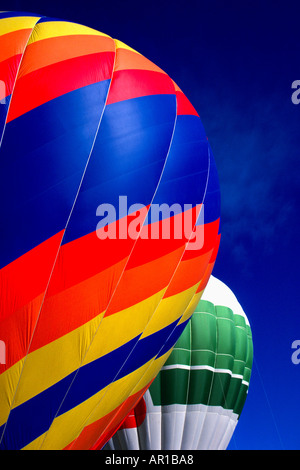 Zwei bunte Luftballons und tiefblauen Himmel bei Hot Air Balloon Festival Albuquerque NM Stockfoto