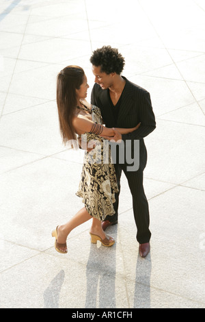 Inter-racial paar, umarmen Stockfoto