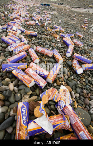 Schokoladenkekse gewaschen über Bord von Riverdance, die an den Strand aus Blackpool gespült Stockfoto