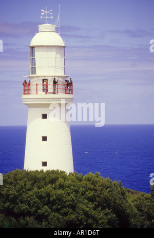 Der Leuchtturm am Cape Otway steht weiß gegen den südlichen Ozean. Es viele Leben gerettet, nachdem sie im Jahre 1848 gebaut wurde. Stockfoto