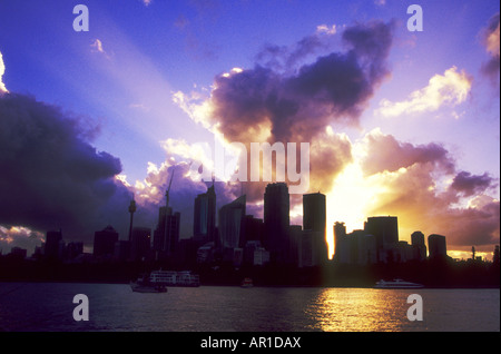 Sonnenlicht strömt über Cloud und Silhouetten der Central Business District von Sydney. Stockfoto