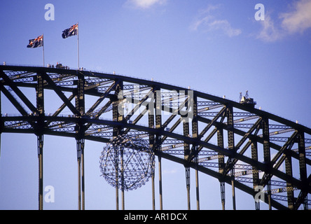 Eine "Spielerei" - Weihnachtsdekoration - hängt von der Sydney Harbour Bridge. Stockfoto