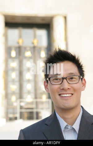 Porträt eines jungen asiatischen Mannes mit Brille Stockfoto