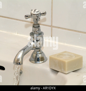 Kaltes Wasser Wasserhahn Seife und fließendem Wasser Stockfoto