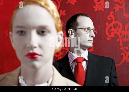 Indoor Wand Wände Tür rote Mann Frau 40 45 Reife reift paar Vampir Vampire dark haired blonde Anzug Hemd rosa t Stockfoto