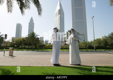 Arabische Männer außerhalb des Gebäudes Stockfoto