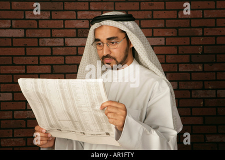 Arabische Mann liest Zeitung Stockfoto