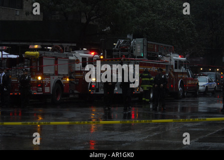 New York City A Plane stürzt in ein Gebäude Ecke 72nd und York Avenue Flugzeug Crahsed auf 524 72nd Street zwei bestätigten de Stockfoto