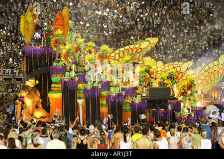 Karneval Menschenmassen beobachten Karnevalsumzug und schwimmt im Sambadrome Rio De Janeiro Brasilien Stockfoto