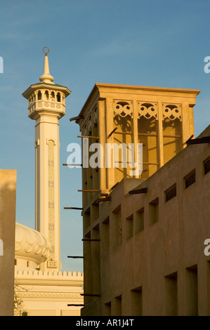 Panoramablick auf Windturm und Moschee Stockfoto