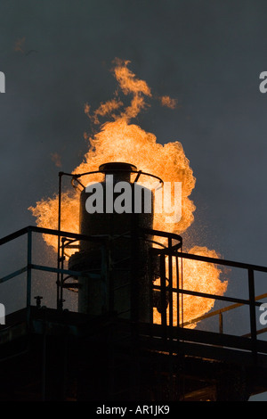 intensiv prasselnden Feuer im industriellen Lagerung von Chemikalien Stockfoto