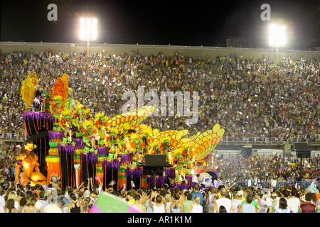 Karneval Menschenmassen beobachten Karnevalsumzug und schwimmt im Sambadrome Rio De Janeiro Brasilien Stockfoto