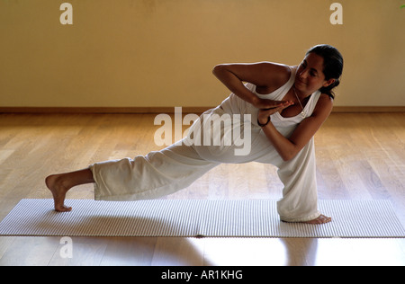 Eine junge Frau Yoga zu praktizieren Stockfoto