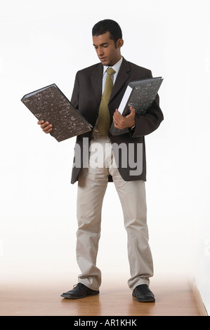 Junger Mann halten Dateien. Stockfoto