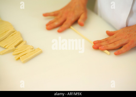 Pastaherstellung frische Pici in Toskana, Italien Stockfoto