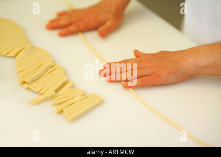 Pastaherstellung frische Pici in Toskana, Italien Stockfoto