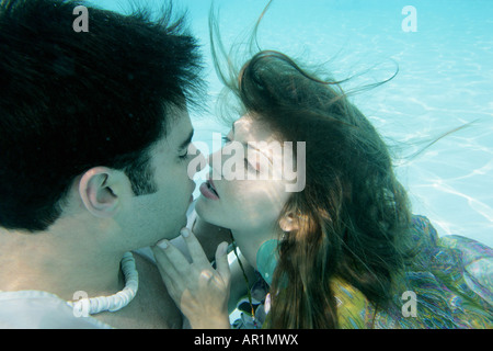 Junges Paar unter Wasser küssen. Stockfoto