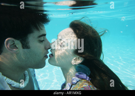 Junges Paar küssen unter Wasser. Stockfoto