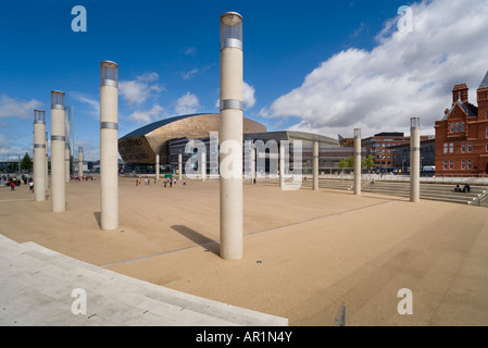 Roald Dahls Plas, ehemals das Oval Basin, zeigt die Säulen in Cardiff Bay, Wales mit dem Millennium Center im Hintergrund Stockfoto