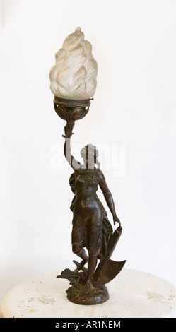 Bronze Frau mit Lampe Stockfoto