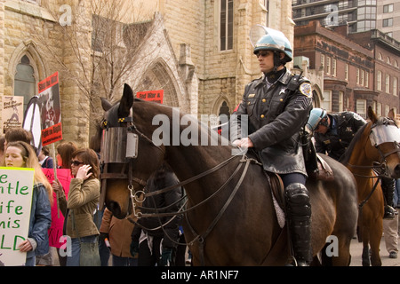 Berittene Polizisten in Kampfmontur Antiwar protestieren Chicago Illinois Stockfoto