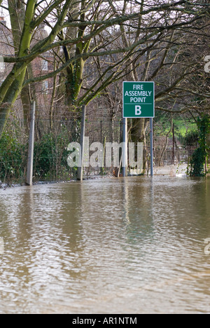 Eine Versammlung Punkt Feuerzeichen umgeben von Hochwasser Stockfoto