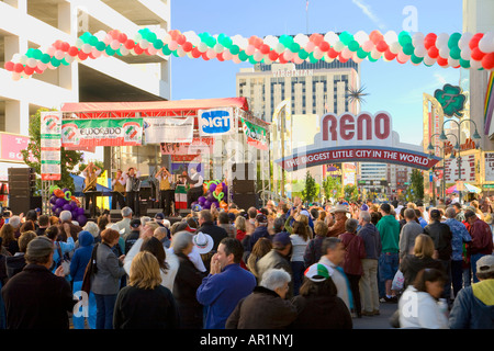 Eine Band spielt während des Eldorado großen italienischen Festivals in der Innenstadt von Reno Nevada Stockfoto