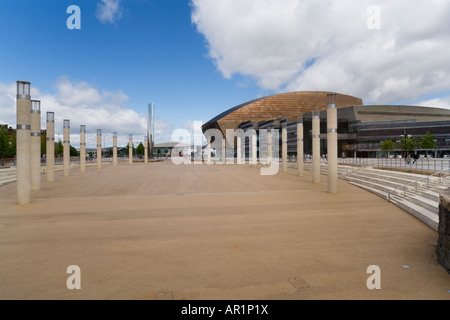 Roald Dahls Plas, ehemals das Oval Basin, zeigt die Säulen in Cardiff Bay, Wales mit dem Millennium Center im Hintergrund Stockfoto