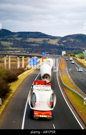 Svaergods Transport Güterverkehr auf der Straße geben, liefern die Windkraftanlagen, windfarm Komponenten Drumderg Ort, Alyth, Schottland, Großbritannien Stockfoto