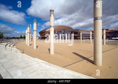 Roald Dahls Plas, ehemals das Oval Basin, zeigt die Säulen in Cardiff Bay, Wales mit dem Millennium Center im Hintergrund Stockfoto