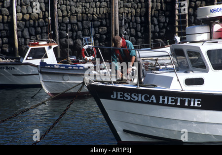 Boote vor Anker in Clovelly Harbour (01), North Devon, UK. Stockfoto